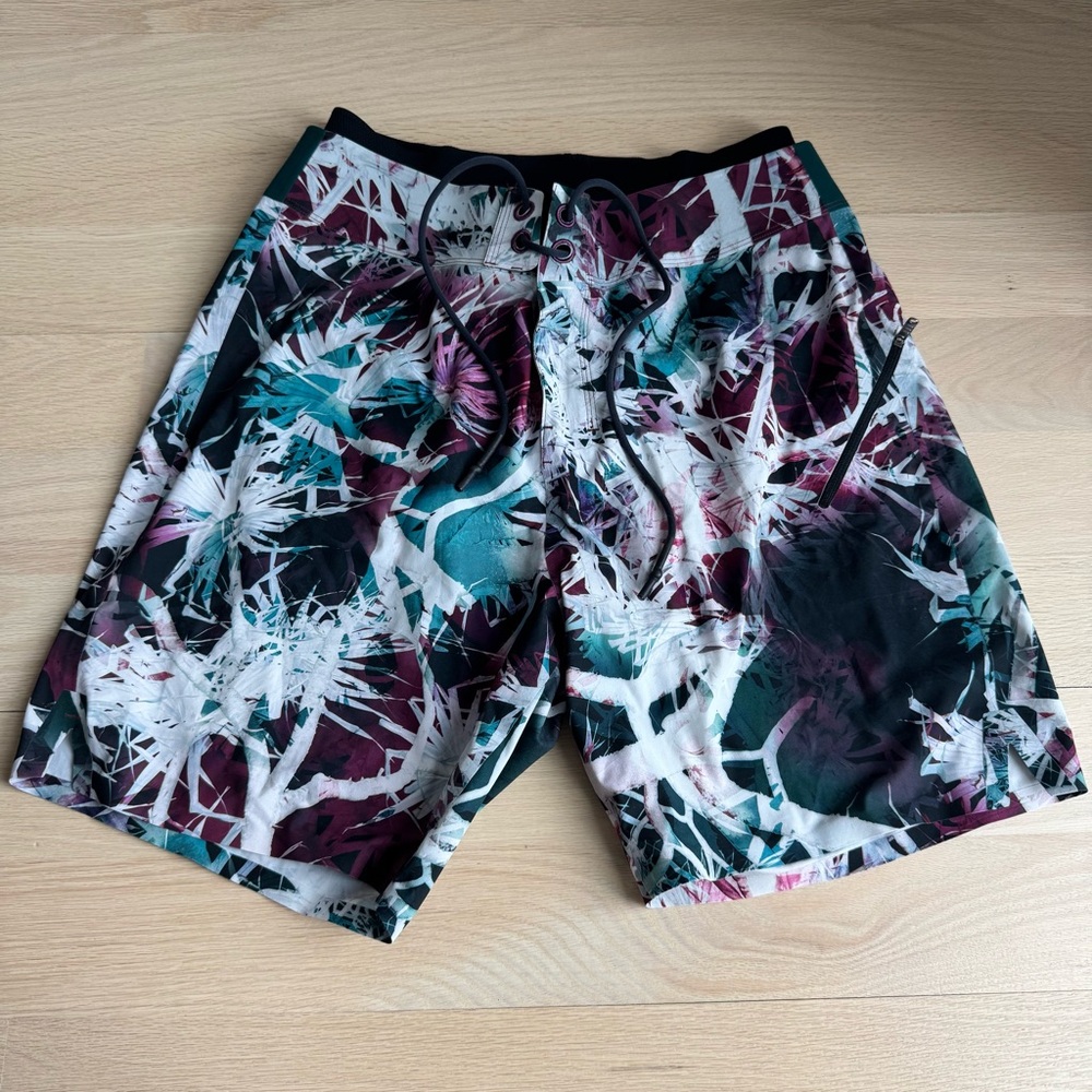 Lululemon El Current Board Shorts Mens 32 Lined Palms From Below White